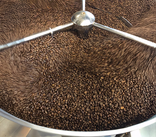 Kaffeebohnen bei der eigenen Röstung von GOOD FLOW COFFEE